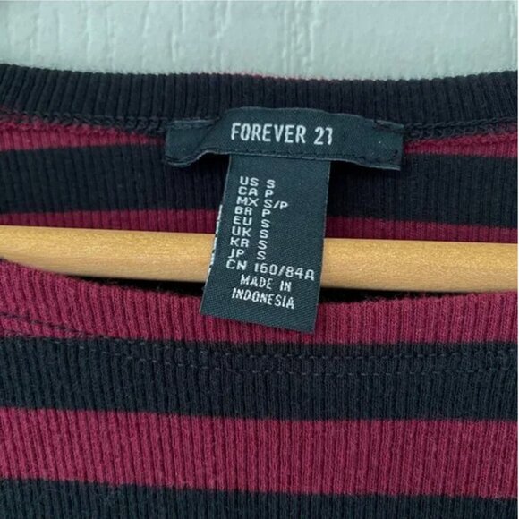 🎬✨ Forever 21 - Red & Black Striped Crop Longsleeve Top - Picture 2 of 5